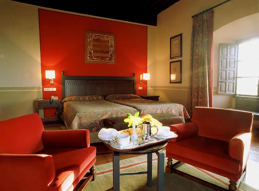 Patio de armas y torre del homenaje del Parador de Oropesa