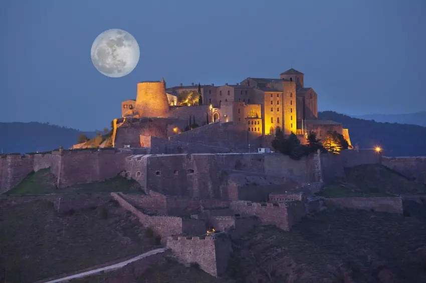 Vista exterior del imponente Castillo del Parador de Cardona