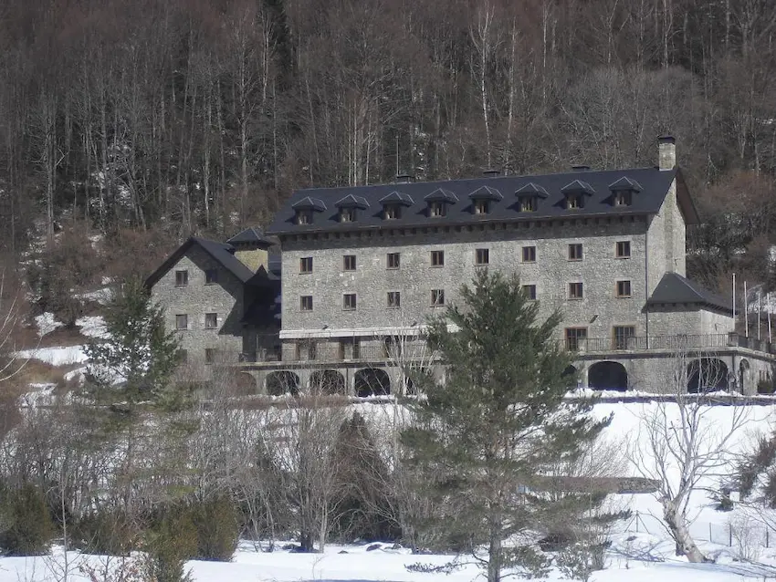 Parador de Bielsa rodeado por las montañas del Pirineo Aragonés