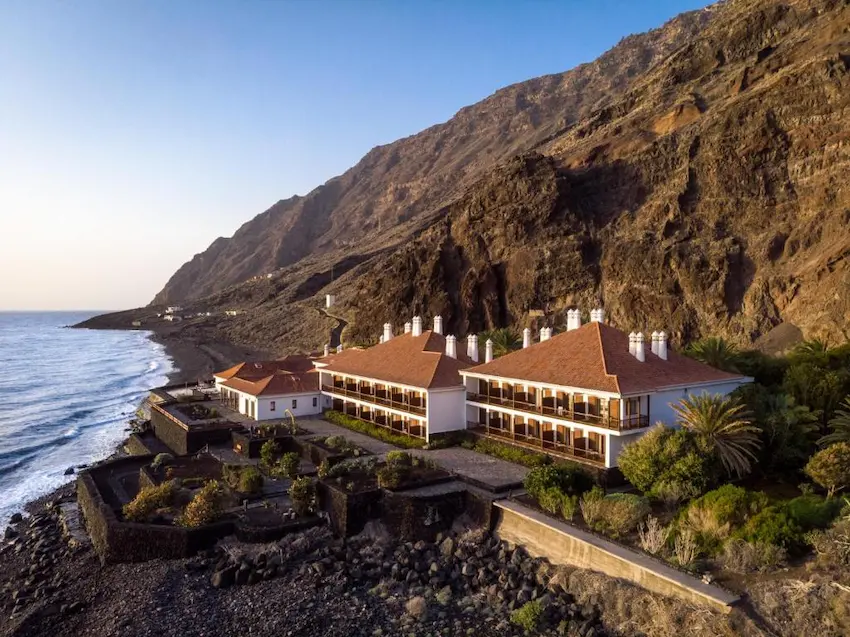 Parador de El Hierro situado entre montañas volcánicas y el mar