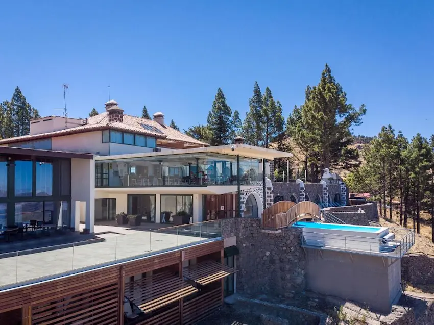 Spa exterior del Parador de Cruz de Tejeda con vistas a las montañas