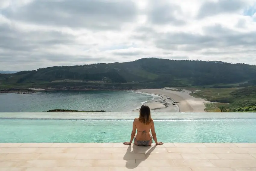 Parador Costa Da Morte, piscina exterior con vistas al mar